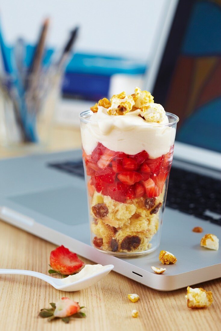 Popcorn trifle with strawberries