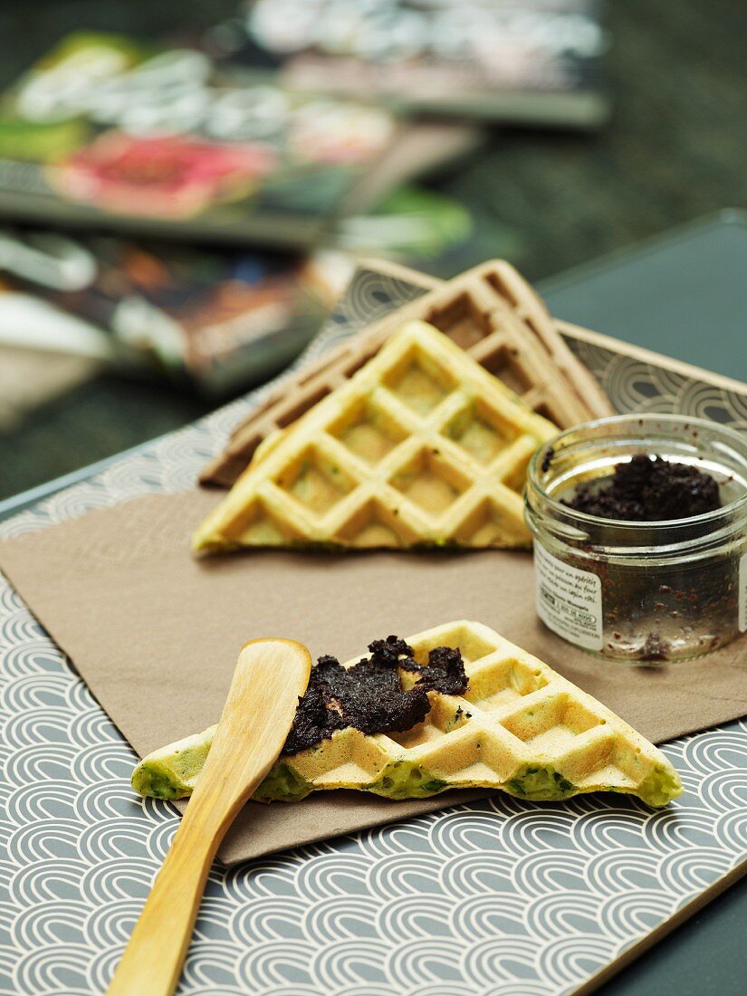 Waffeln mit Zucchini und Tapenade