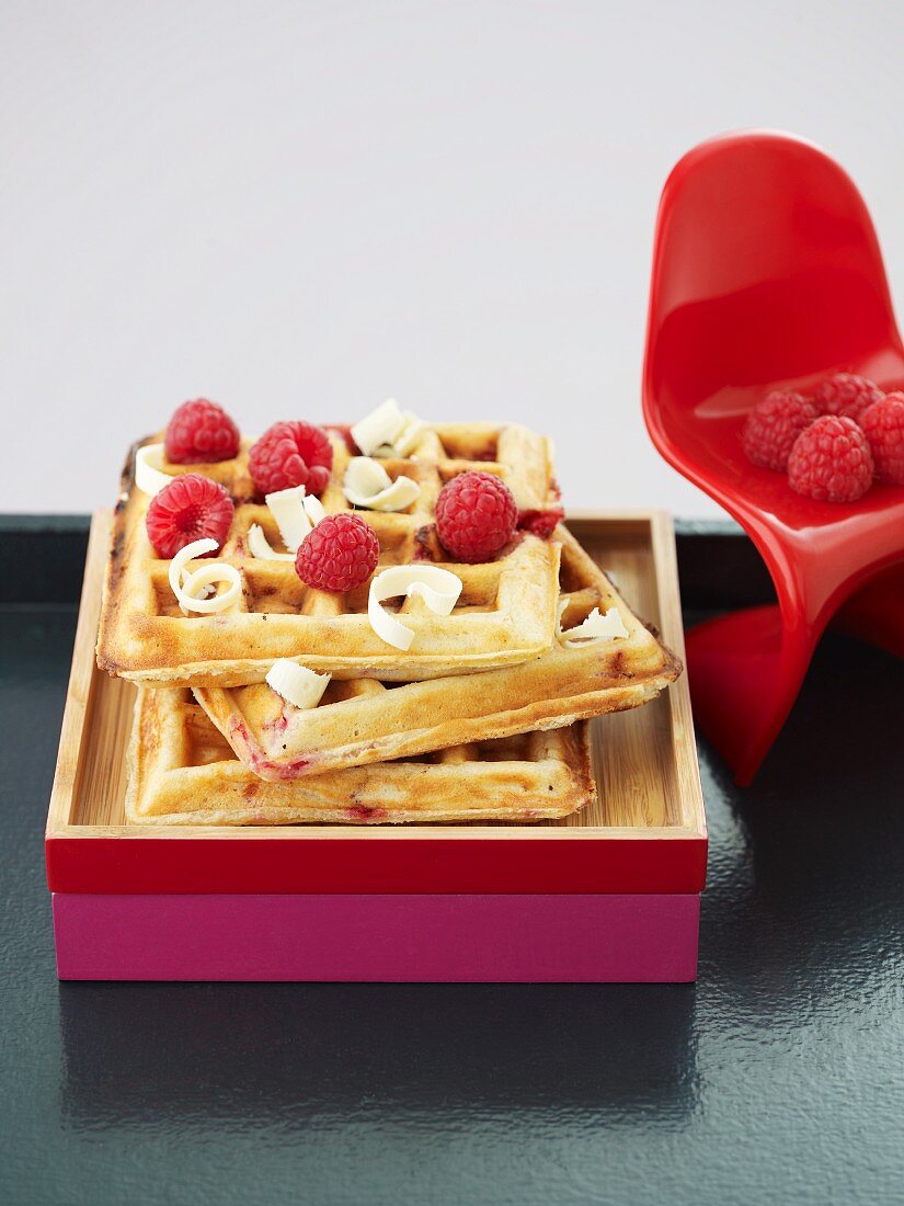 Waffeln mit Himbeeren und weisser Schokolade