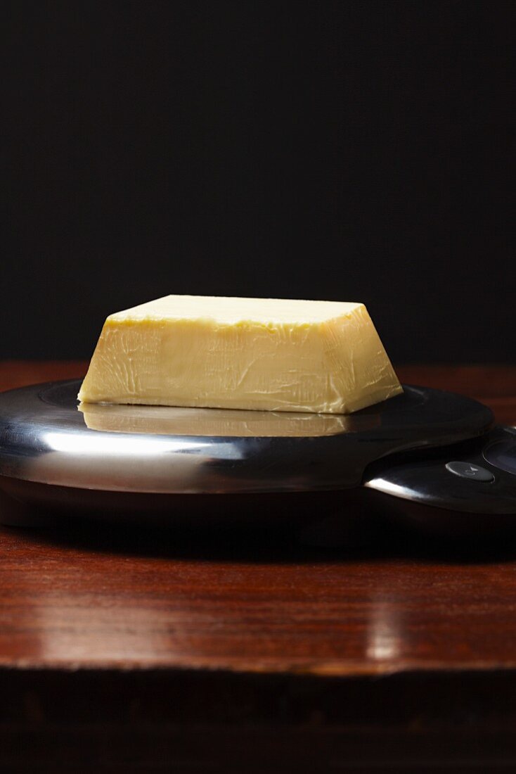 Butter auf einer Küchenwaage