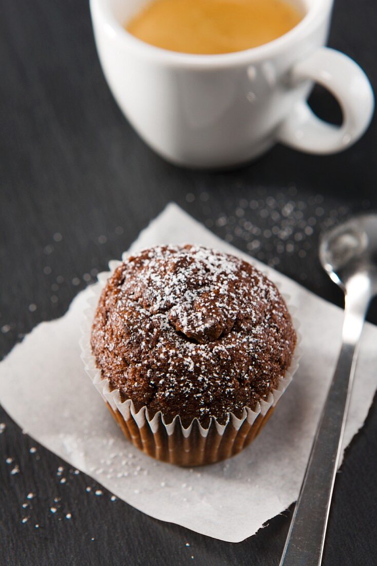 Schokomuffin mit Espressotasse