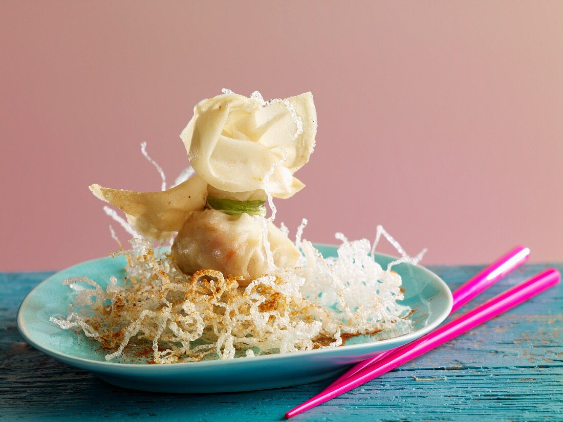 Wantan mit Garnelenfüllung auf fritierten Reisnudeln