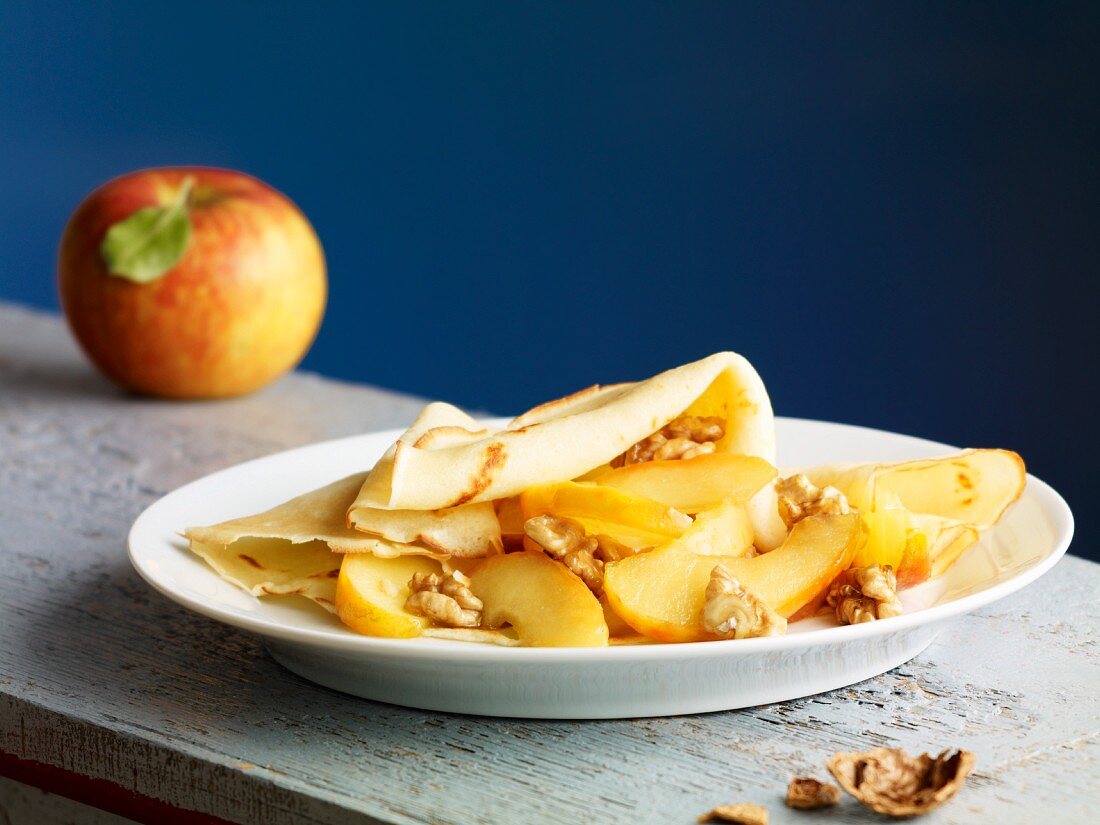 Crepe with caramelised apples and walnuts