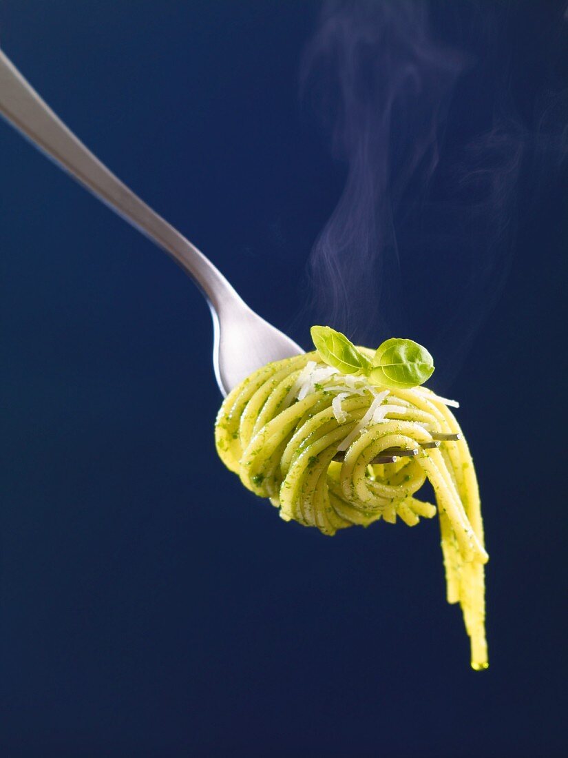 Spaghetti mit Basilikumpesto auf der Gabel (Nahaufnahme)