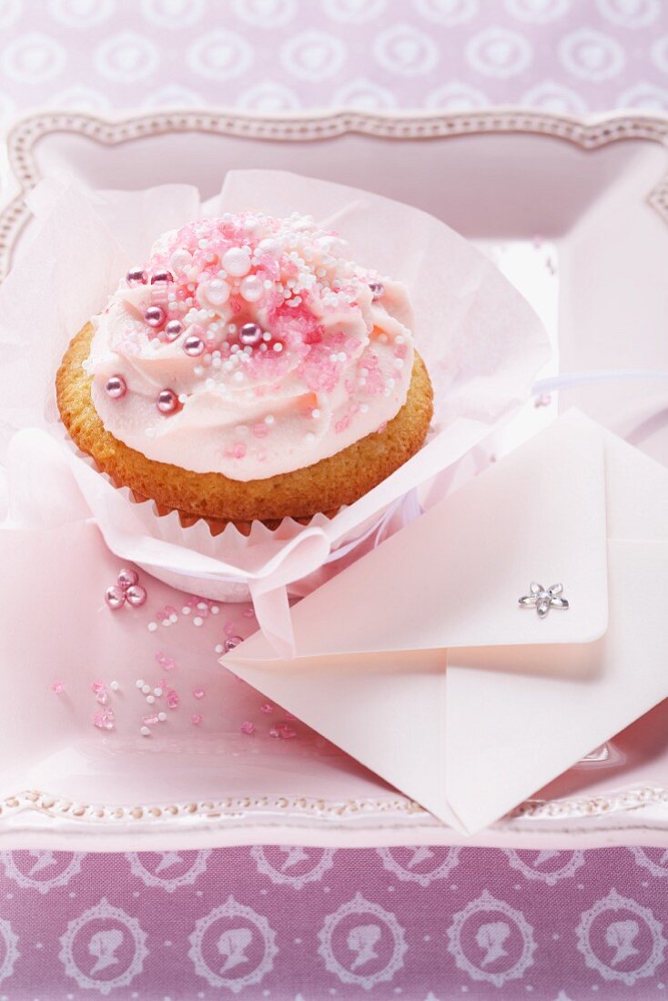 Rosa Cupcake mit Zuckerperlen