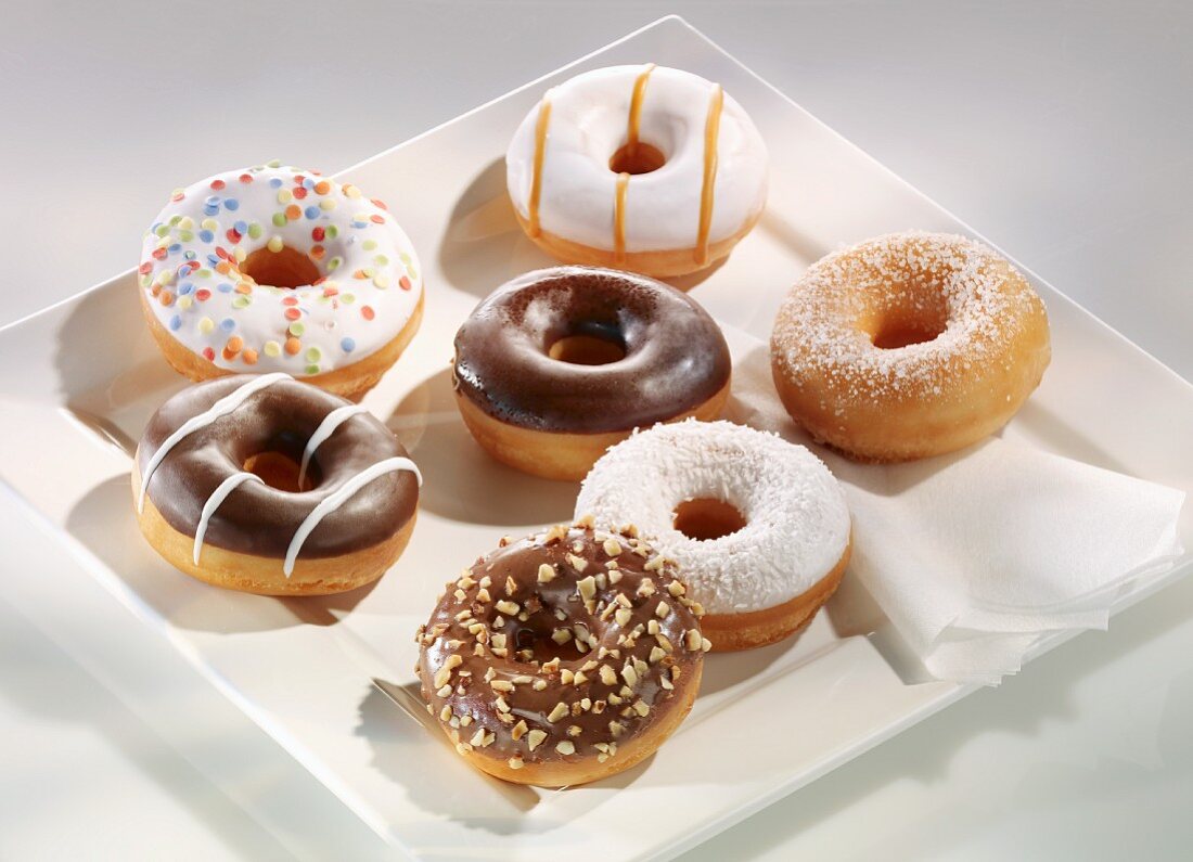 Verschiedene Doughnuts auf weisser Platte