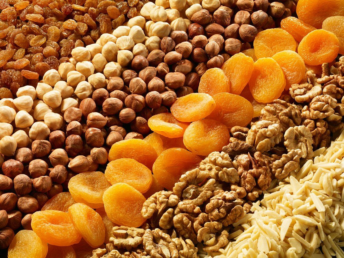 Verschiedene Nüsse und Trockenfrüchte