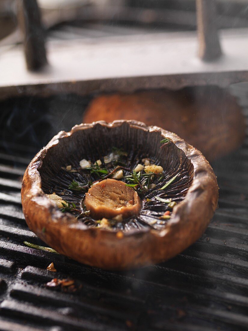 Portobello-Pilzhut auf dem Grillrost