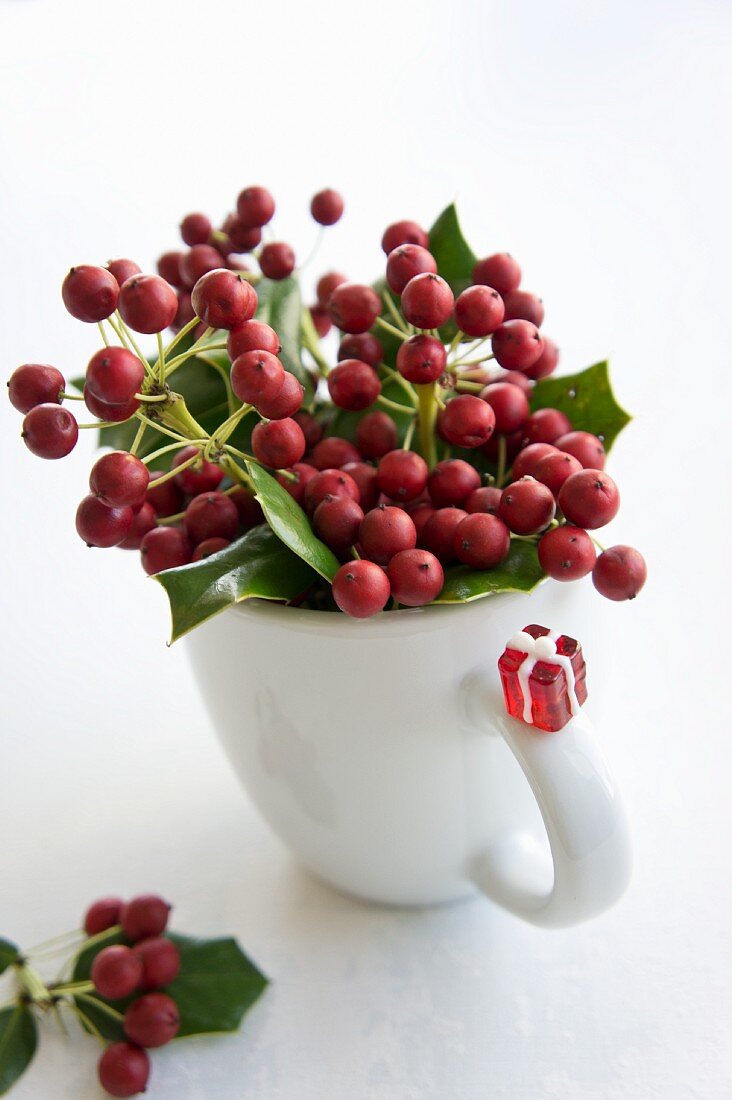 Ilexbeeren in einer Tasse