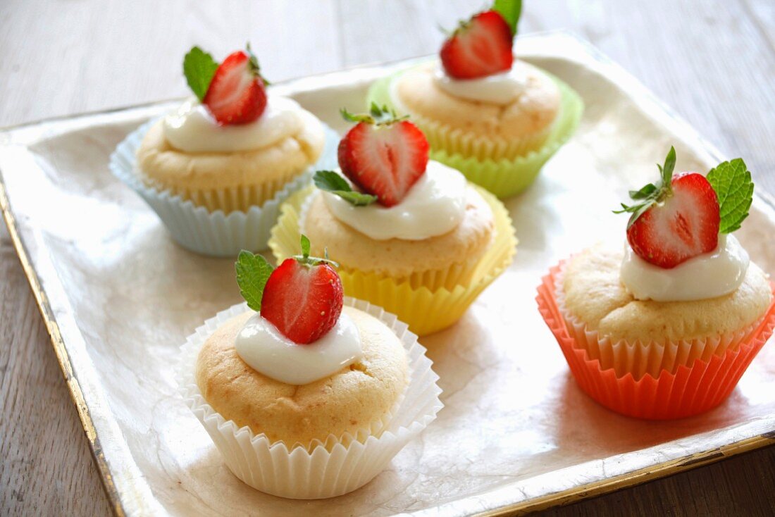 Vanille-Cupcakes mit Erdbeeren garniert