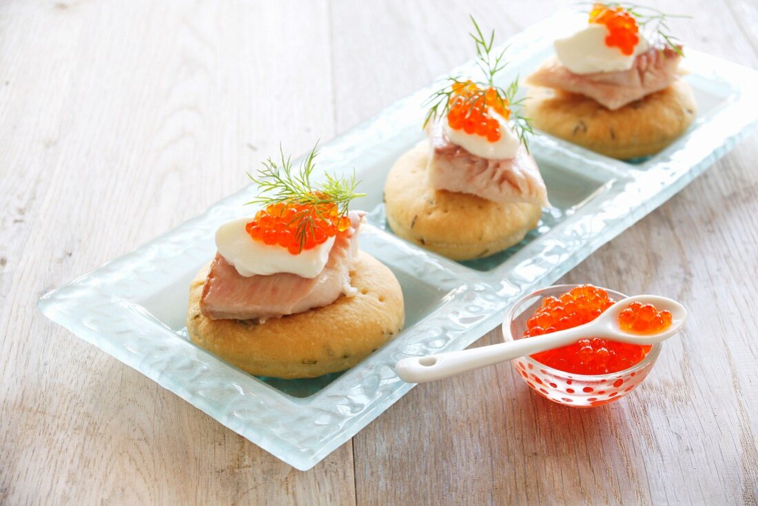 Mini-pizzas with salmon fillets and caviar