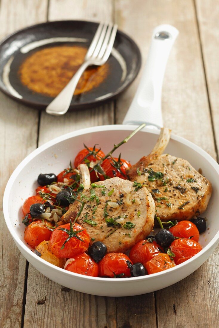 Schweinekoteletts mit Kirschtomaten und Oliven