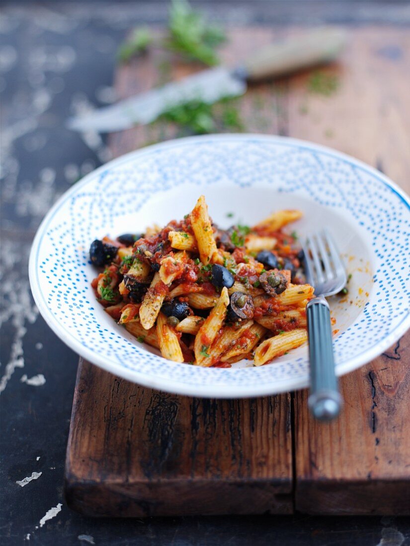 Penne alla puttanesca (Nudeln mit Tomaten, Kapern, Oliven)