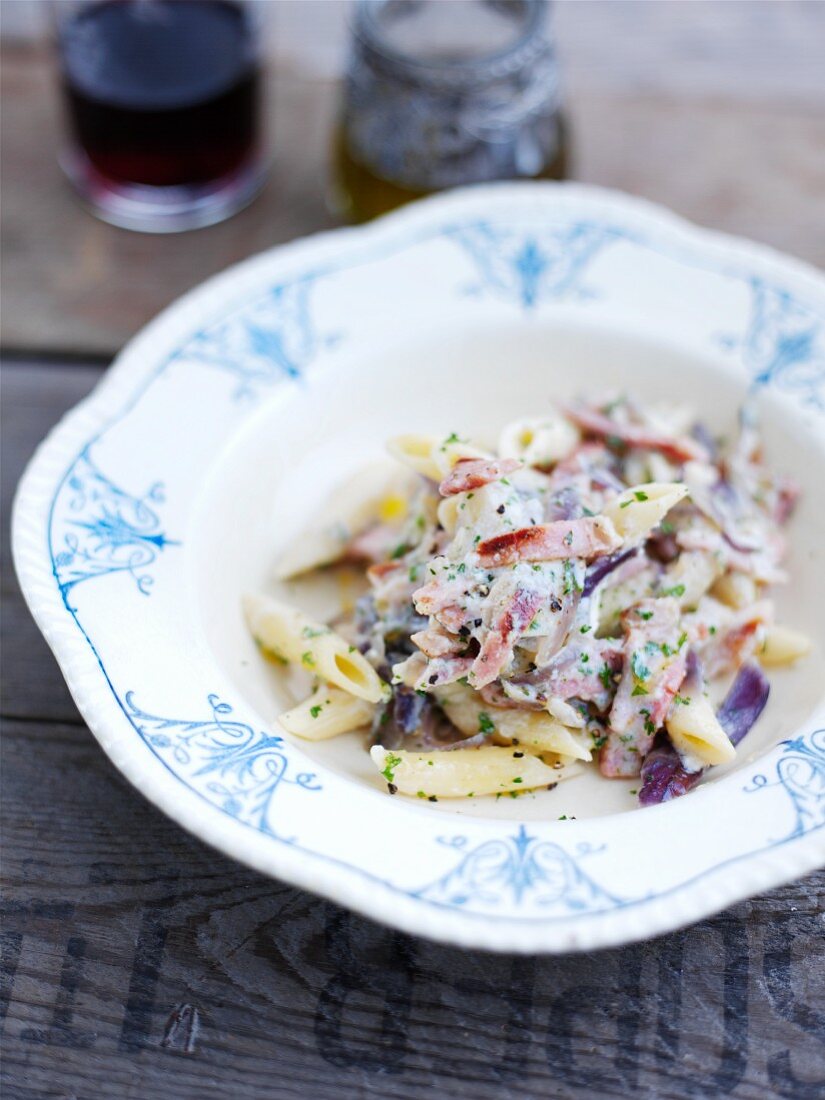 Penne mit Schinken, roten Zwiebeln und Ricotta