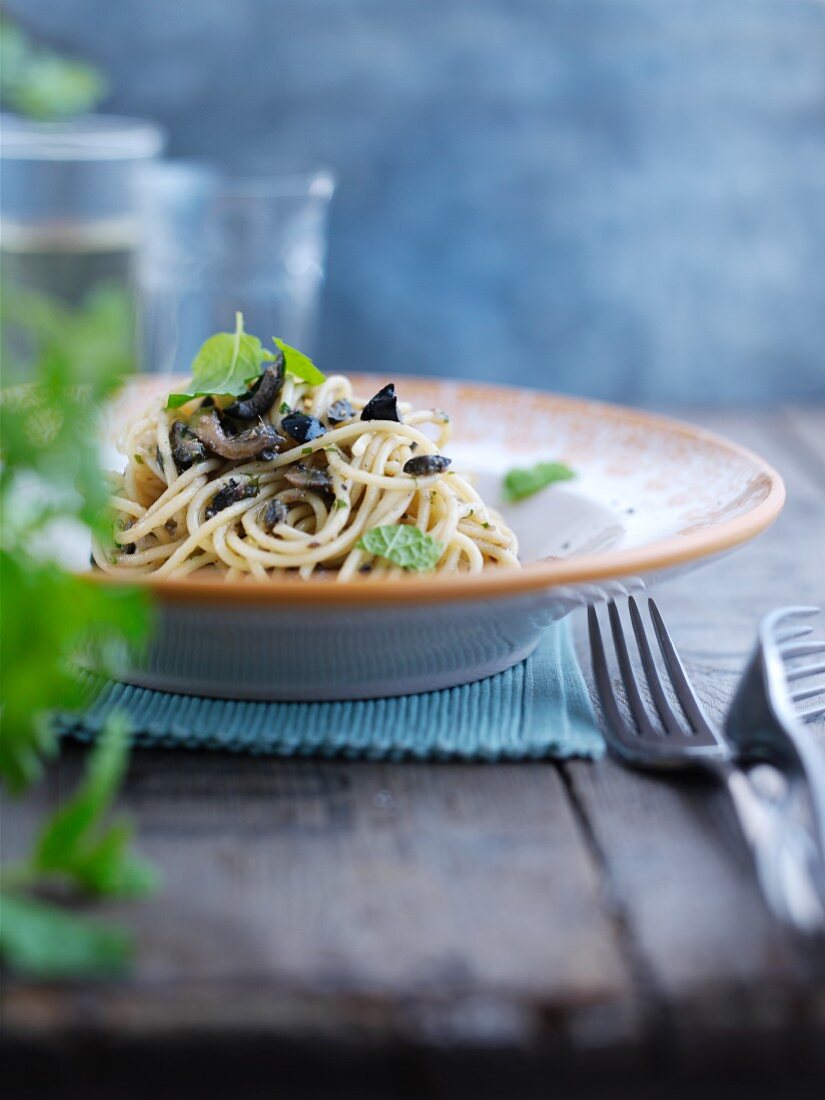 Spaghetti mit schwarzen Oliven und Minze