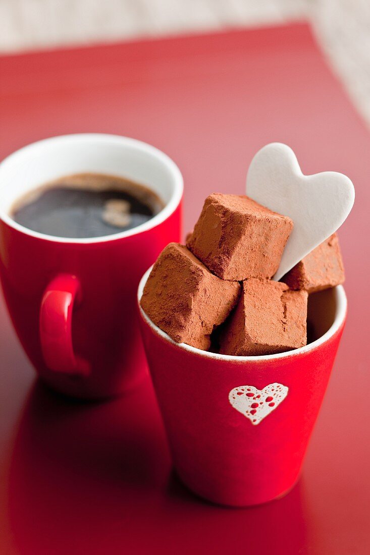 Schokoladentrüffeln und Kaffee zum Valentinstag