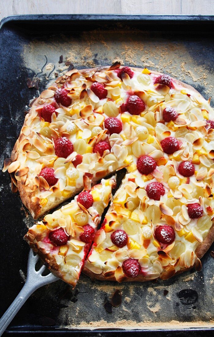 Hefefladen mit Himbeeren, weissen Johannisbeeren & Mandeln