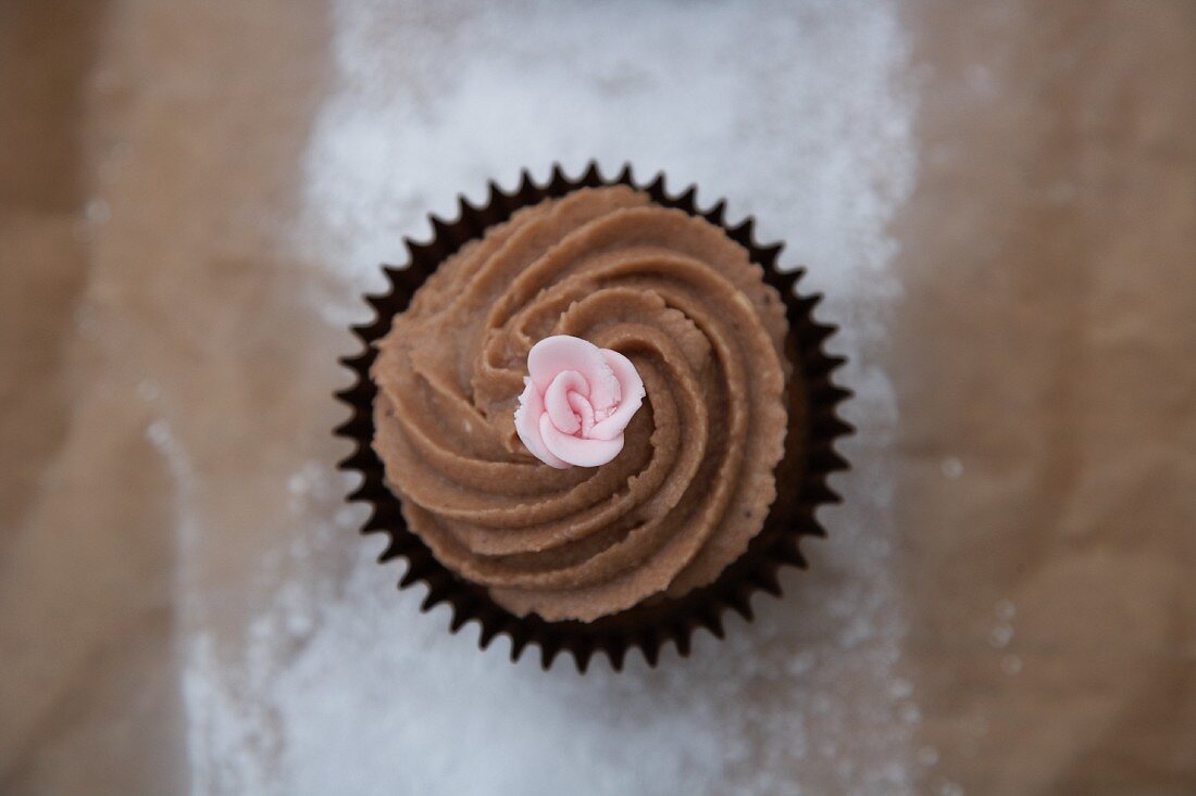 Schokoladen-Cupcake mit Zuckerblüte
