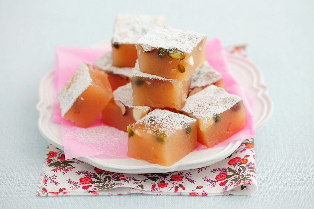 Home-made lokum with pistachios and icing sugar