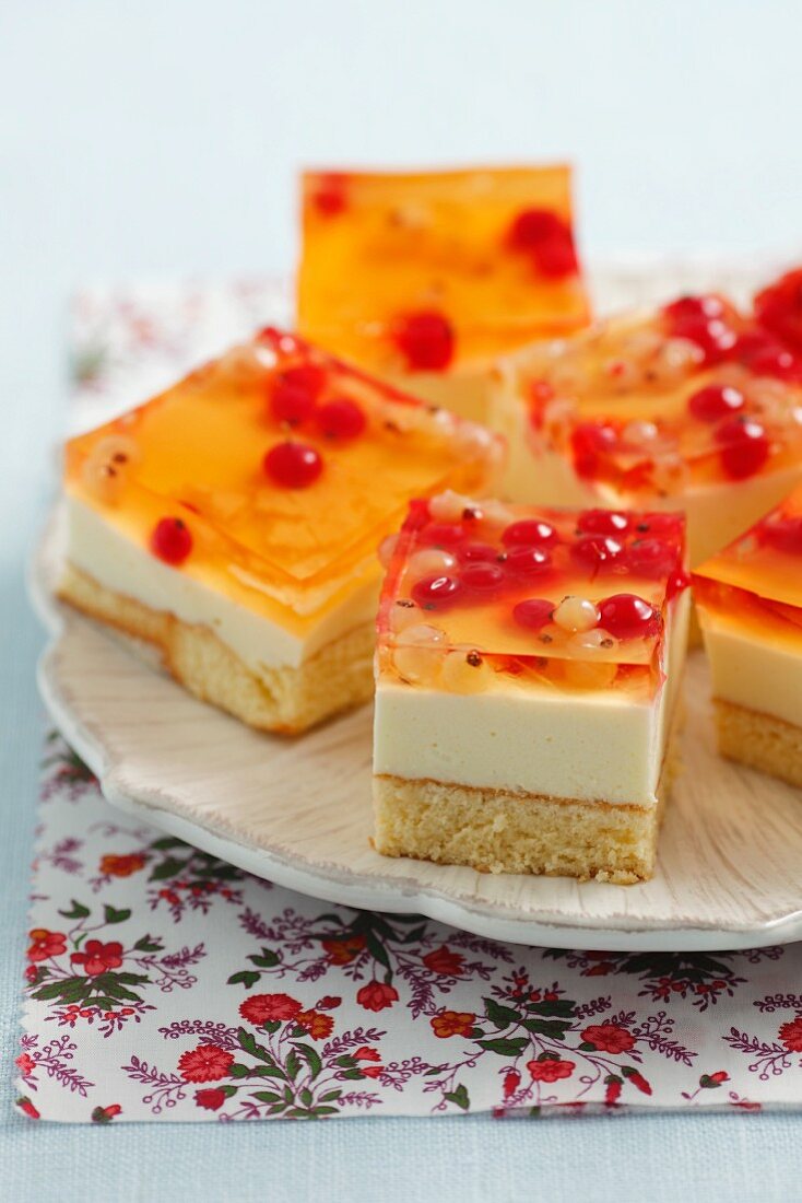 Biskuitschnitte mit Sahne, Gelee und roten Johannisbeeren