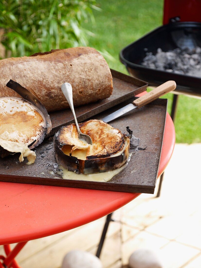 Camembert vom Grill und Brot