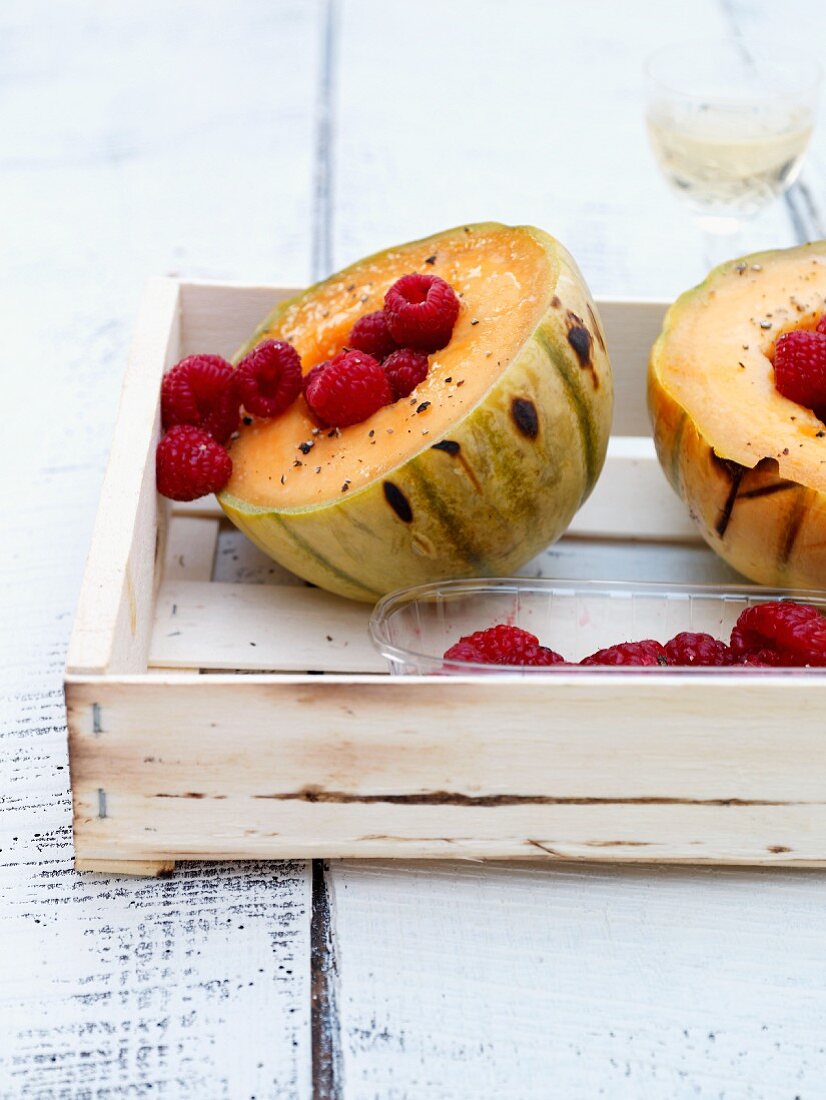 Gegrillte Cantaloupe-Melone mit frischen Himbeeren und Pfeffer
