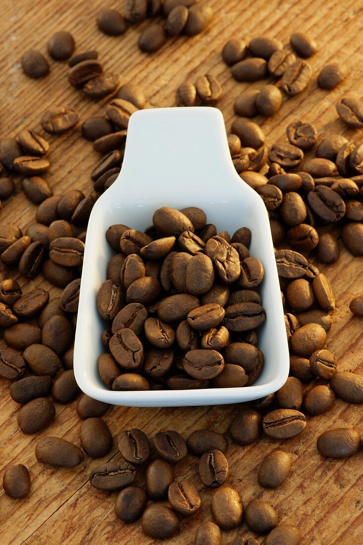 Kaffeebohnen in Porzellanschälchen