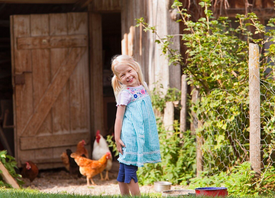 Mädchen mit Hühnern auf dem Bauernhof