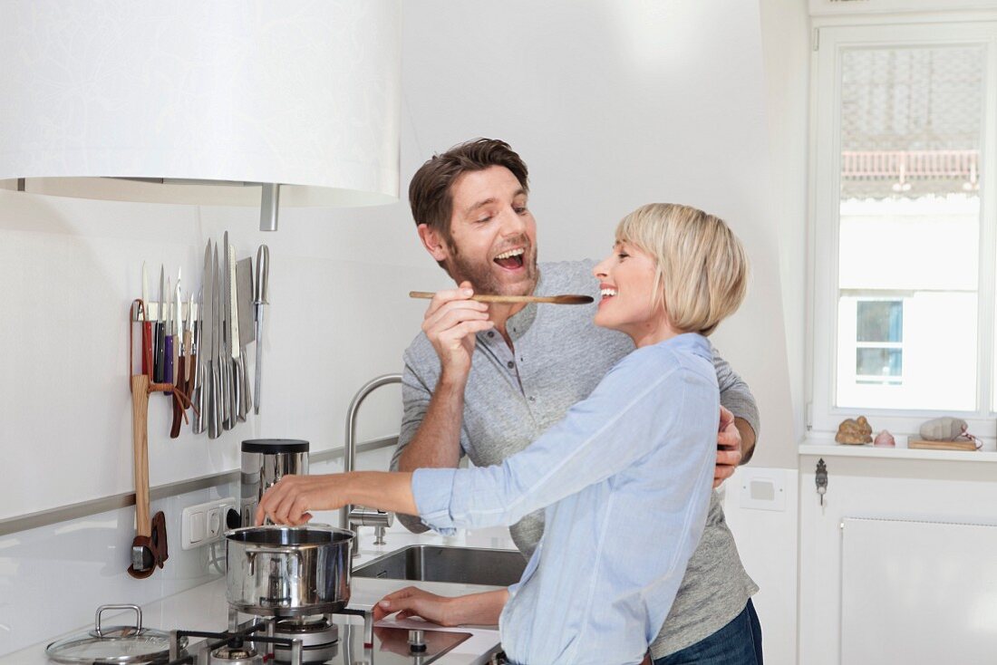 Fröhliches Paar in der Küche