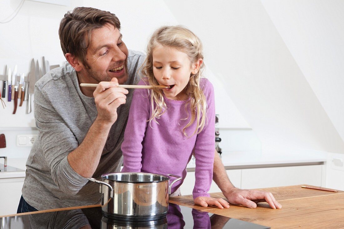 Vater und Tochter kochen zusammen