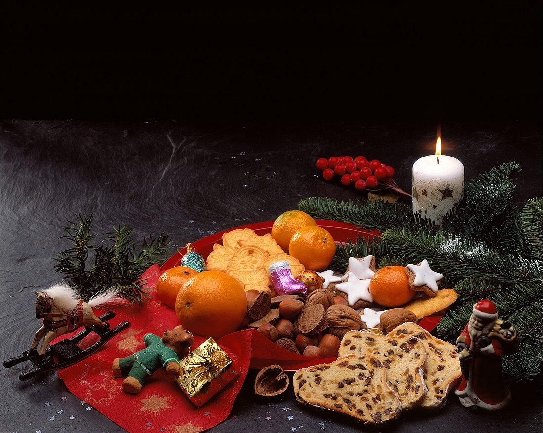 Weihnachtliches Stillleben mit buntem Teller,Obst,Stollen etc.