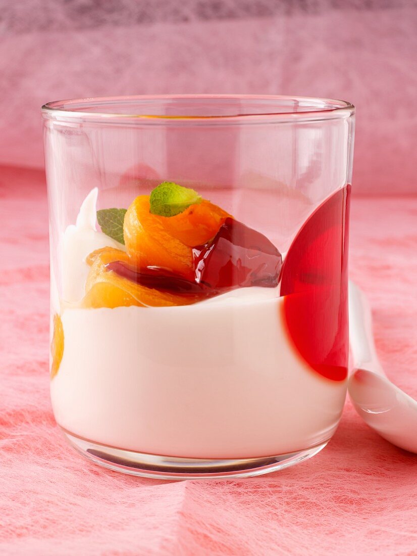 Quark with apricots in syrup, mint and raspberry jam