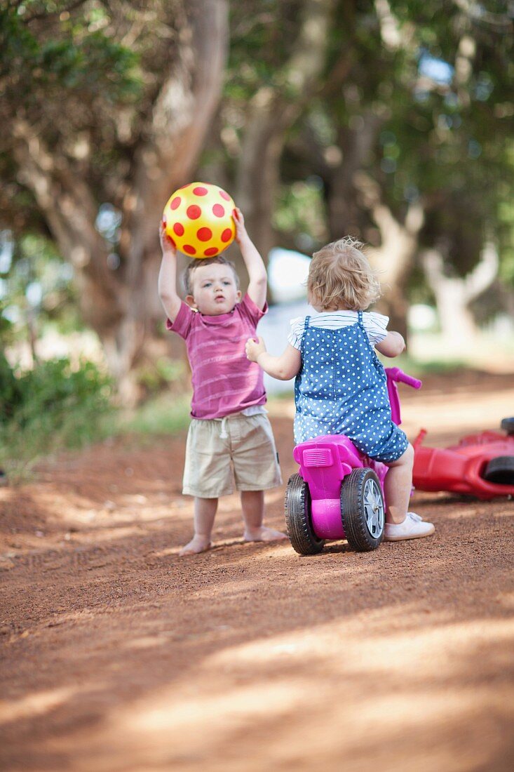 Kinder spielen auf einer Strasse