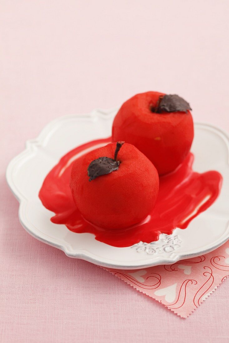 Rote Gewürzäpfel mit Schokoladenblättern