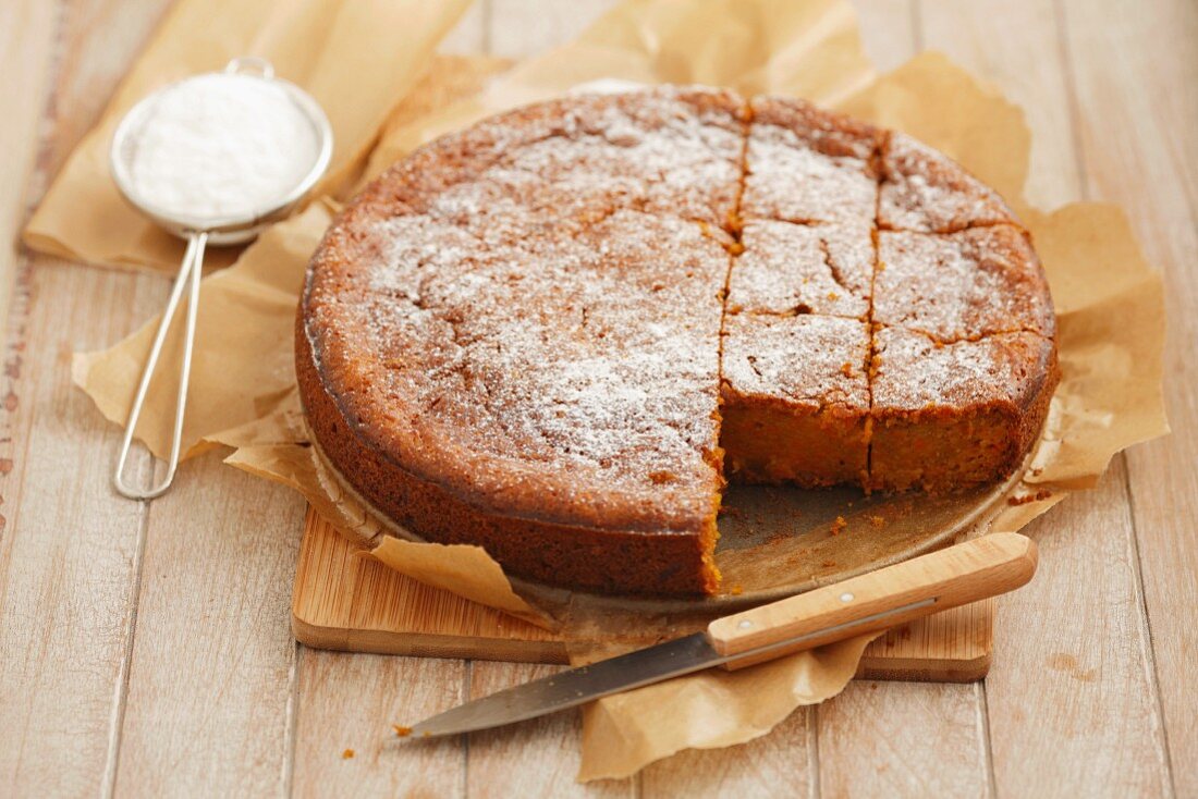 Möhrenkuchen mit Puderzucker