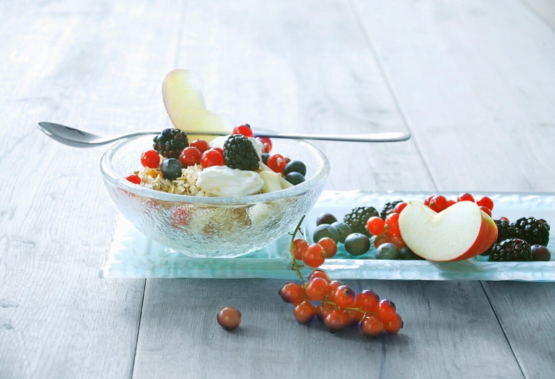 Beerenmüsli mit Haferflocken, Apfel und Sahne