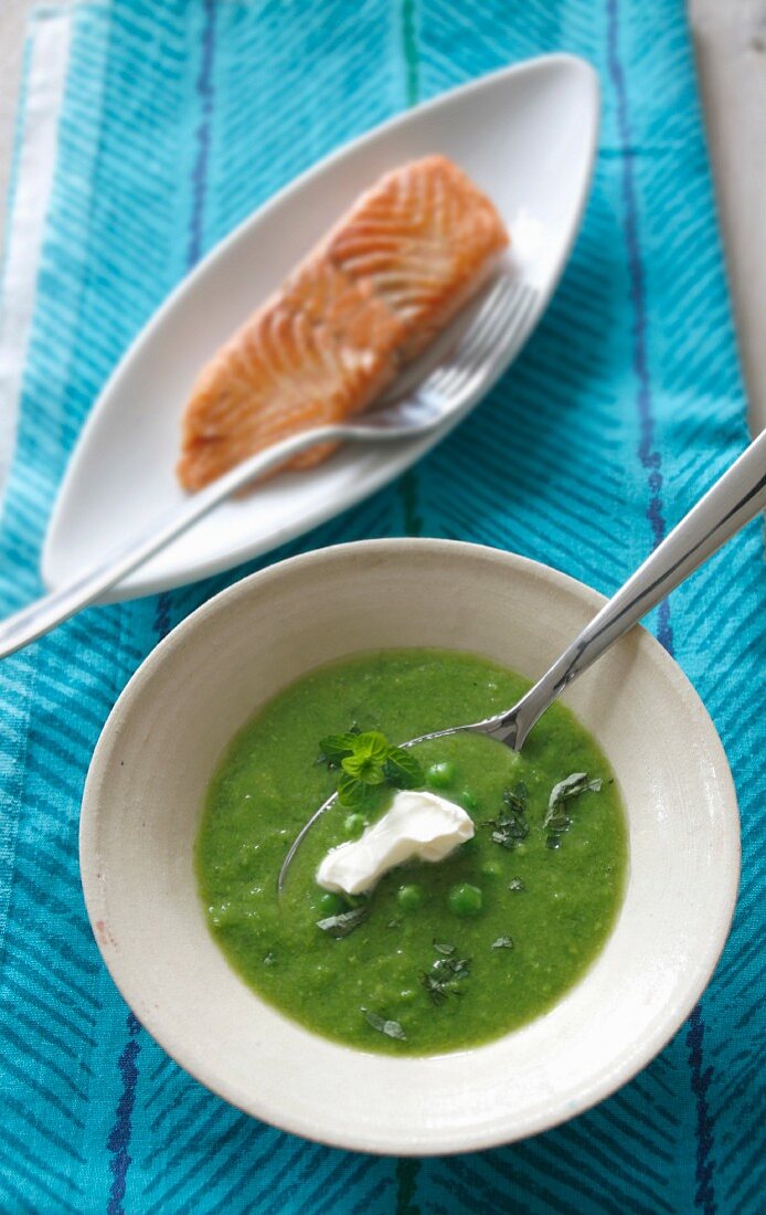 Grüne Erbsensuppe mit Lachs