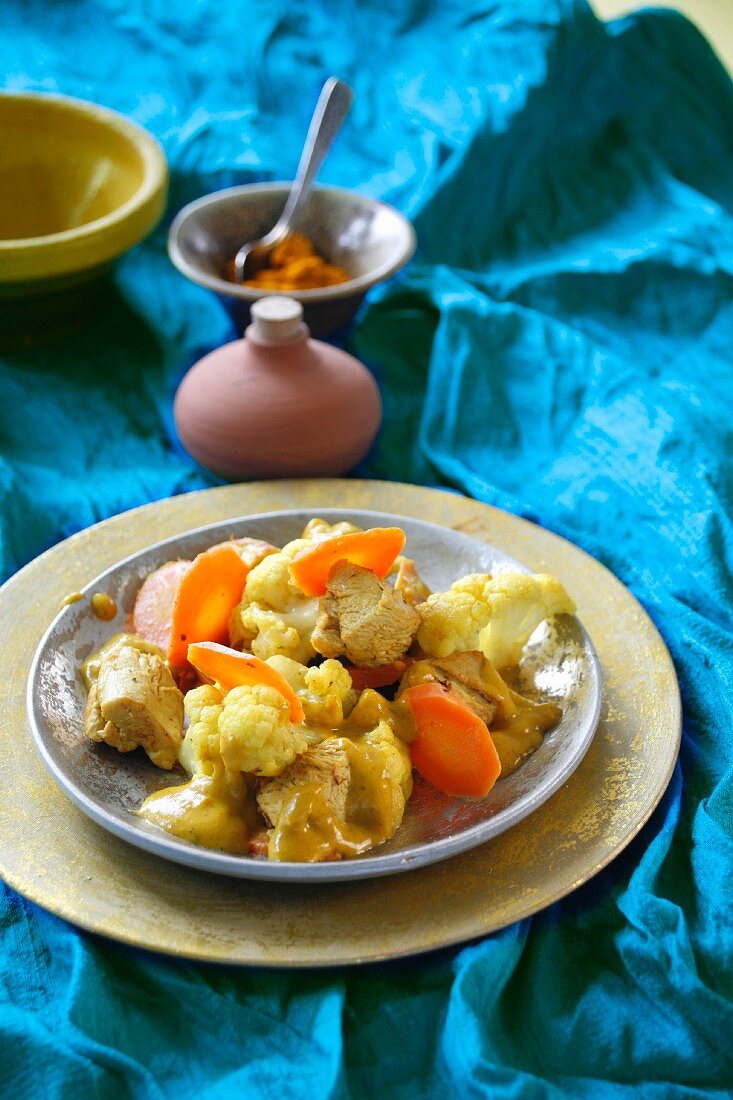 Cauliflower curry with chicken breast and carrots