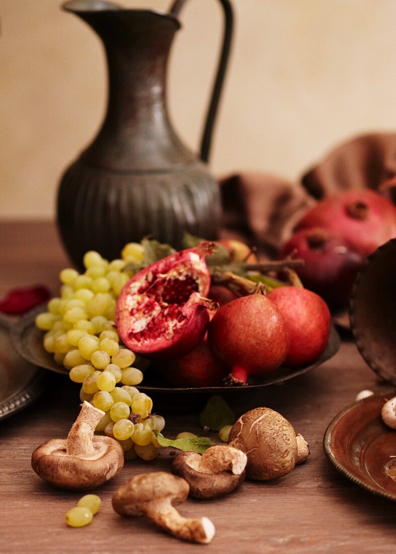 Stillleben mit Trauben, Granatapfel und Pilzen