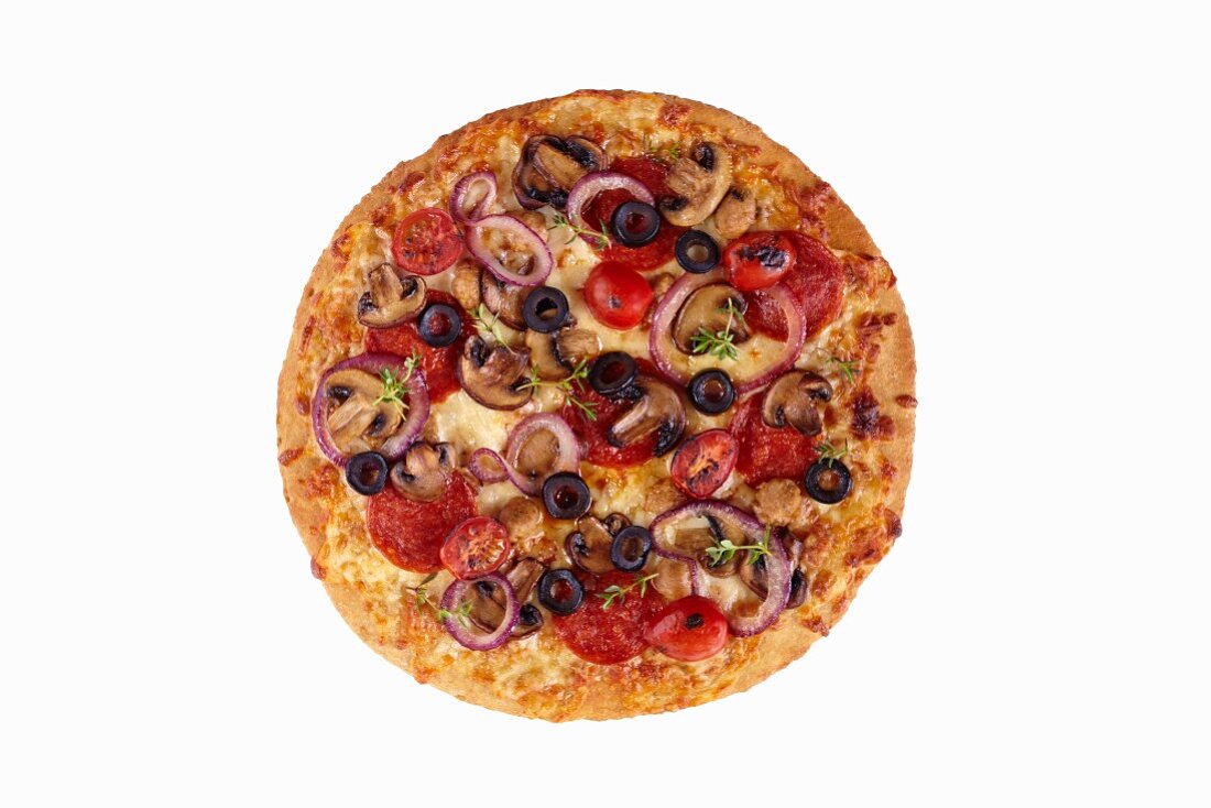 Ganze Pizza mit Peperoniwurst, Tomaten, Champignons, Oliven und Zwiebeln (Draufsicht)