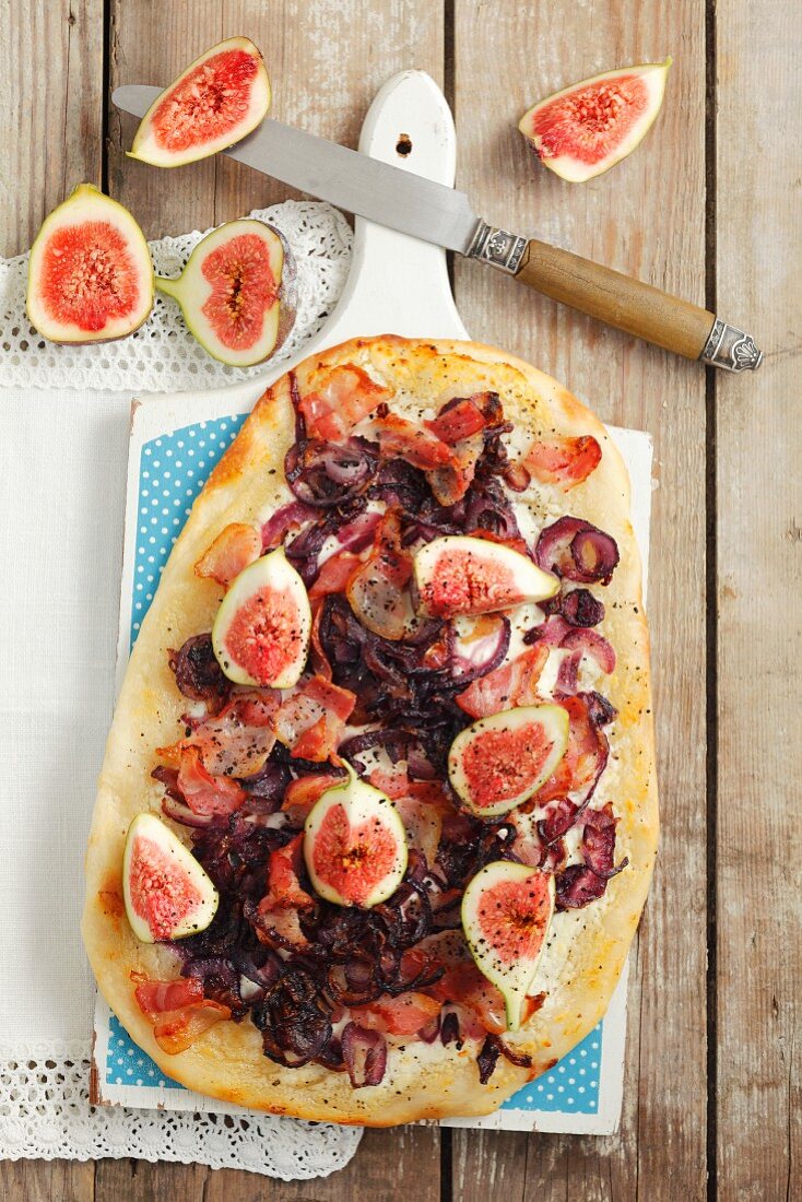 Tarte flambée with red onions, pancetta, goat's cheese and figs