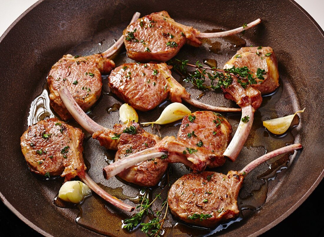 Fried lamb chops with garlic and thyme