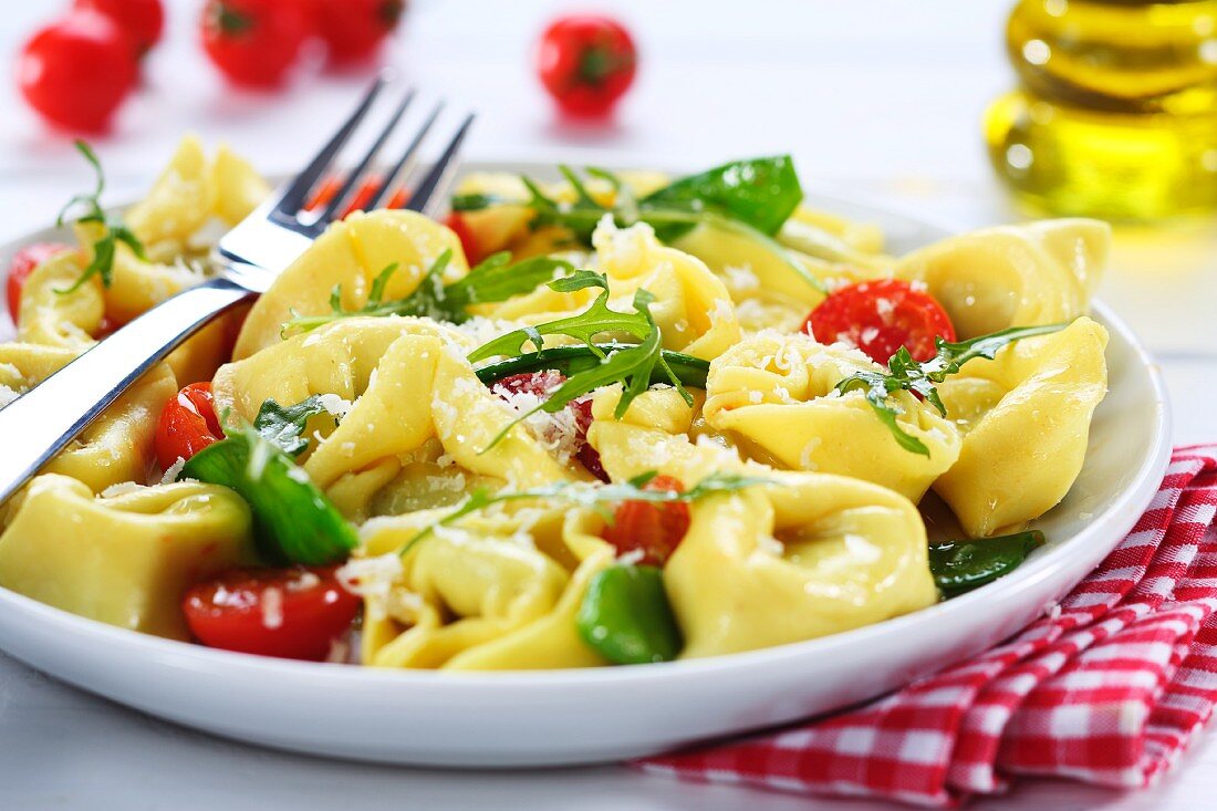 Tortelloni with cherry tomatoes and rocket