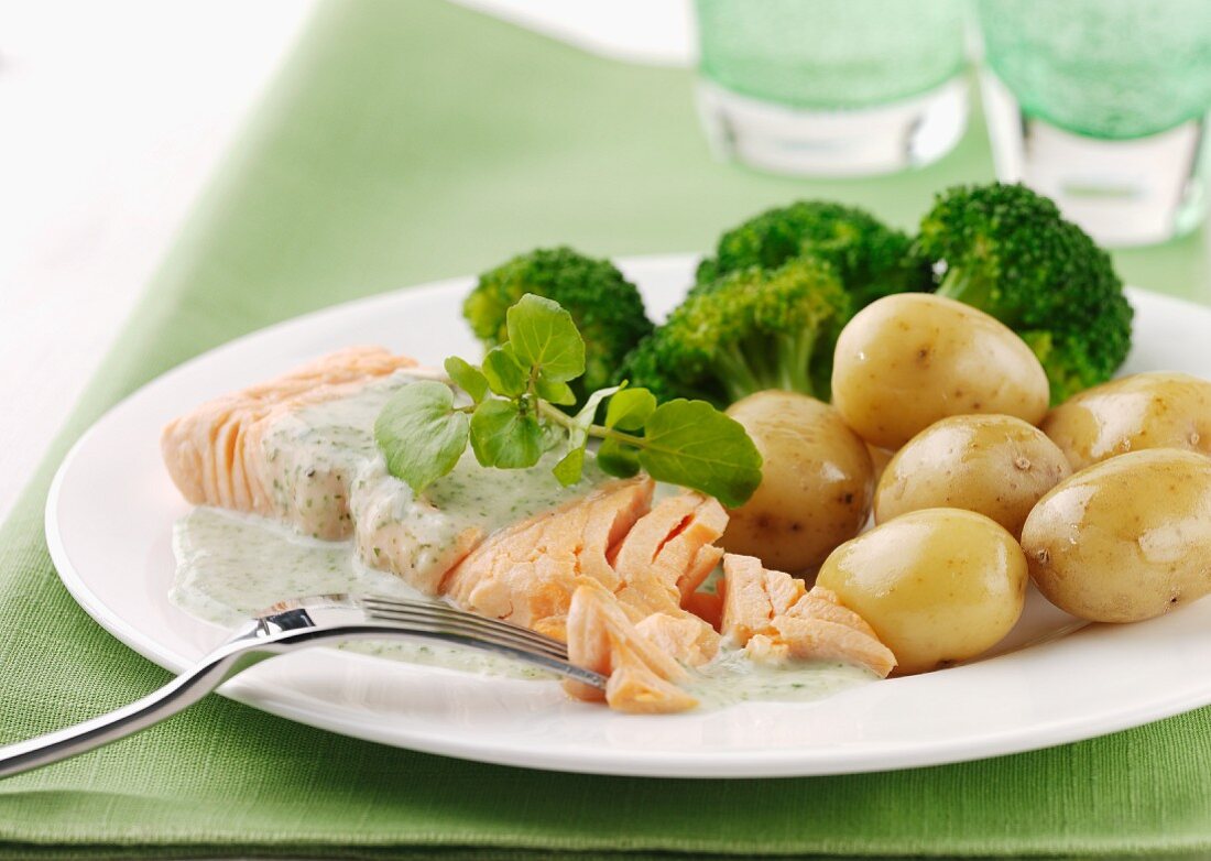 Salmon fillet with potatoes, watercress and broccoli