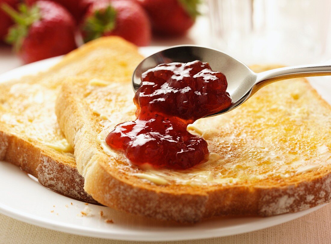 Toast mit Butter und Erdbeermarmelade