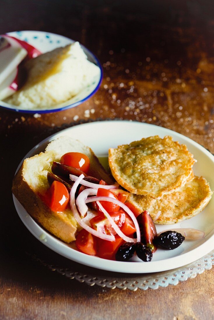 Käsepuffer mit Tomatensalat