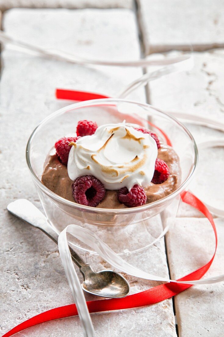 Schokoladenmousse mit Himbeeren und Sahne