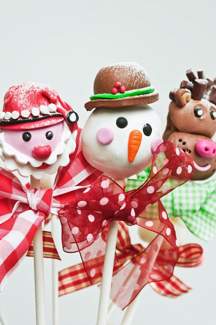 Weihnachtliche Cake Pops (Weihnachtsmann, Schneemann und Rentier)