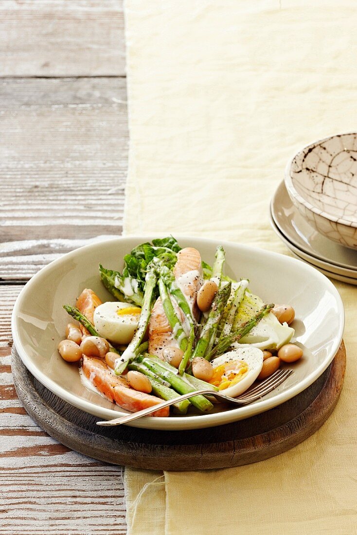 Salat mit grünem Spargel, Lachs, Bohnen und Ei