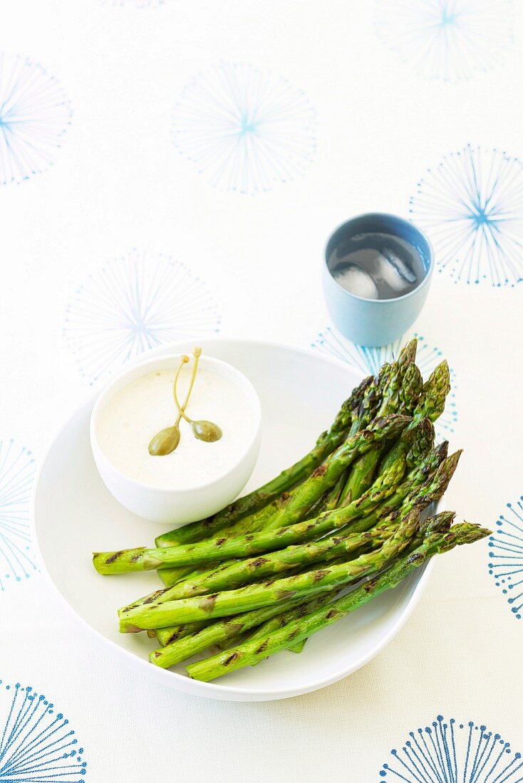 Gegrillter Spargel mit Kapern-Senf-Sauce